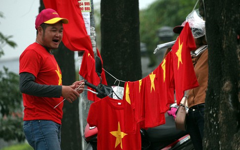 SVĐ Mỹ Đình "rực đỏ" cờ sao, người dân ùn ùn từ khắp nơi đổ về cổ vũ cho U23 Việt Nam