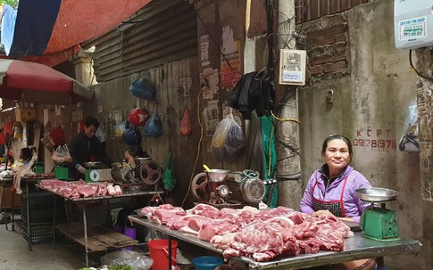 Dịch tả lợn châu Phi: Rau xanh tăng giá, bà nội trợ vẫn e dè thịt lợn dù biết không lây sang người