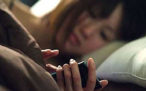 Những cái chết đáng tiếc từ thói quen thức khuya cộng sử dụng điện thoại cực nguy hại