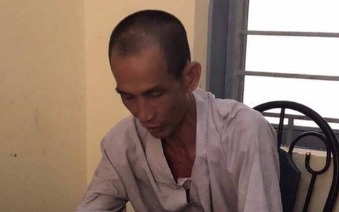 Mẹ đi làm, bé gái bị gã hàng xóm dụ "làm chuyện người lớn"