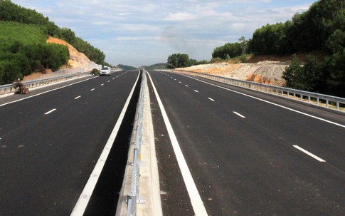 Hoảng hồn phát hiện thi thể người đàn ông bên hành lang đường cao tốc