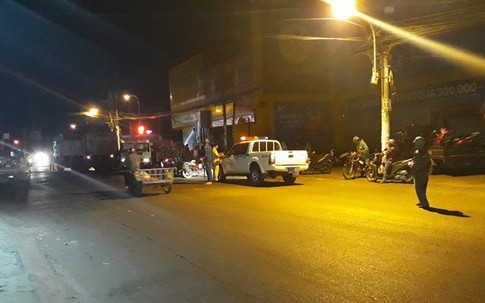 TP. HCM: Người dân bàng hoàng khi thấy nam thanh niên đi bộ lao vào xe ben tự tử