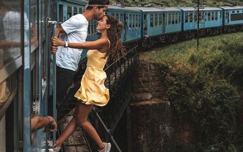 Bức ảnh gây phẫn nộ: Đôi nam nữ đu người ra ngoài tàu đang chạy để chụp ảnh