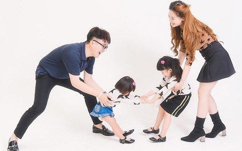 Dương Ngọc Thái vui đùa cùng vợ và hai con gái