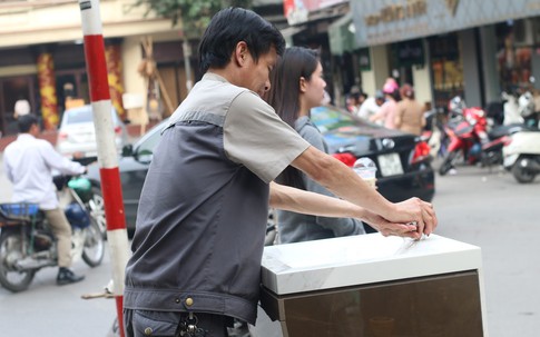 Hà Nội: Trụ nước miễn phí uống ngay giữa đường phố trở thành nơi... rửa tay