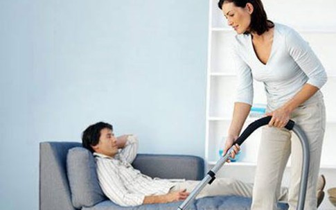 Chuyên gia mách chiêu “trị” chồng lười làm việc nhà