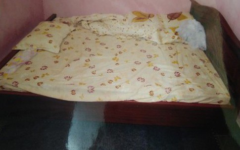 Nút buộc khăn cuốn cổ tố kẻ hãm hại người phụ nữ trên giường