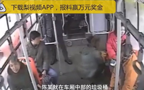 Mẹ cho con tè trên xe buýt rồi hành hung tài xế