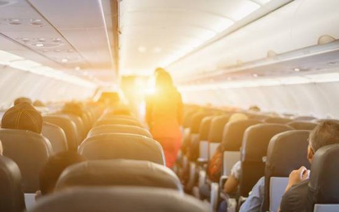 Máy bay tắt đèn, nữ hành khách hốt hoảng vì bị sờ soạng