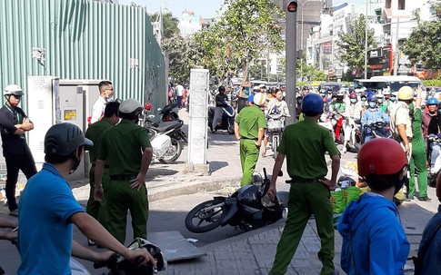 Đang đi đường, nam thanh niên bị thanh ván từ cao ốc rơi trúng đầu, ngã gục