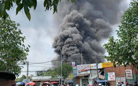 Cháy lớn ở cửa ngõ Sài Gòn, khói đen bốc cao hàng trăm mét