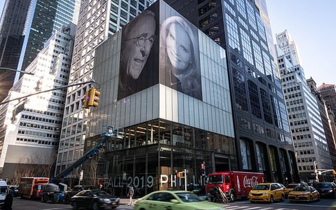 Tỷ phú 82 tuổi đăng ảnh hôn thê lên tòa cao ốc New York