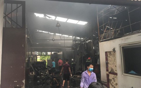 300 người khoan cắt, tìm kiếm thi thể nạn nhân thứ 8 vụ cháy nhà xưởng ở Hà Nội