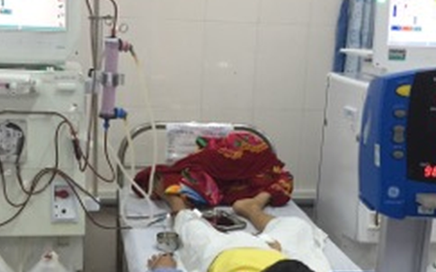 Bé trai bị viêm cầu thận nguy kịch do gia đình tự ngưng thuốc điều trị