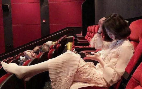 Gái xinh đi xem phim tháo cả giày gác chân lên ghế trước, dân mạng người ném đá kẻ bênh: Đẹp auto không có lỗi?