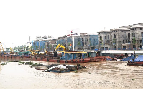 Hải Phòng: Đang trục vớt 2 sà lan chở than bị chìm dưới sông Tam Bạc
