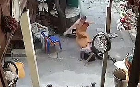 Thầy tu Thái Lan đấm đá tàn tệ một người đàn ông tàn tật