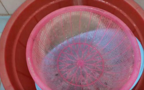 Rổ nhựa chứa 1 “bồ” vi khuẩn làm theo cách này 5 phút sau sạch bong như mới