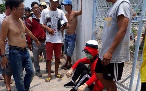Người dân vây bắt kẻ chích điện bà chủ tiệm vàng để cướp tài sản