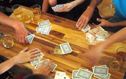 Đi bắt đánh bạc, phó công an xã nhận tiền con bạc