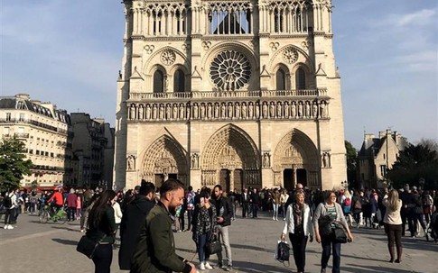 Tìm ra 2 cha con vui đùa trước Nhà thờ Đức Bà Paris trong ảnh gây sốt