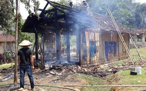 Bất cẩn trong lúc nấu ăn, căn nhà gỗ 3 gian bốc cháy dữ dội, cụ bà may mắn thoát chết