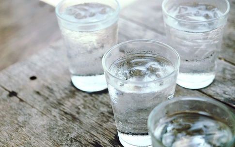 Dấu hiệu cơ thể cảnh báo bạn không uống đủ nước trong ngày nắng nóng