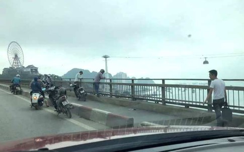 Để lại xe máy trên cầu Bãi Cháy, người đàn ông nhảy xuống biển tự tử
