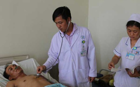 Cùng vợ sắp cưới đến nhà 'tình địch' nói chuyện, bị đâm lén thủng tim