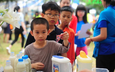 Nghẹn ngào hình ảnh trẻ tự kỷ bán hàng ở “Quán sống chậm” tại Hà Nội