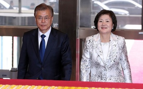 Chuyện tình chông gai của Tổng thống Hàn Quốc và nữ ca sĩ quyết từ bỏ showbiz vì chồng