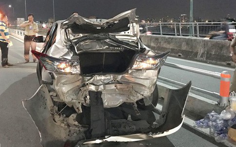 Thanh niên chạy môtô tông toác đuôi Toyota Vios