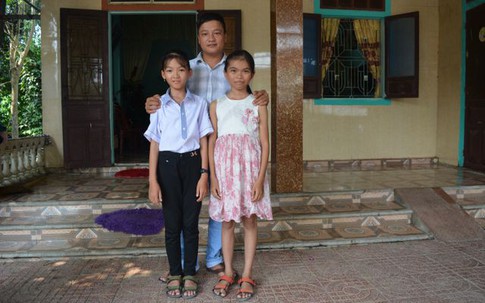 Người đàn ông dũng cảm cứu sống 2 học sinh đuối nước trên biển