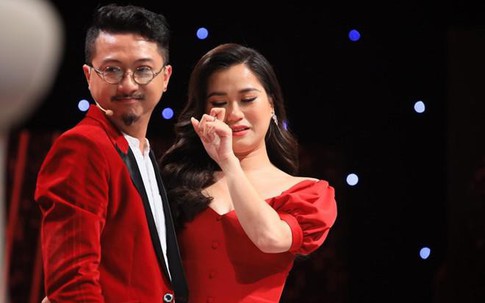 Màn cầu hôn bất ngờ tối qua khiến Hương Giang - Vỹ Dạ bật khóc, triệu khán giả vỡ òa