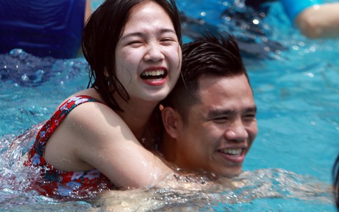Hà Nội quá nóng, hàng nghìn người ùn ùn kéo đến công viên nước
