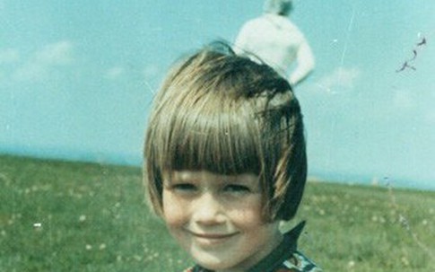 Bức ảnh 'người ngoài hành tinh' sau lưng bé gái gây xôn xao 55 năm trước