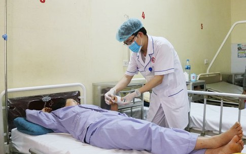 HI HỮU: Mất ngón tay vì nhẫn kẹt vào cửa xe tải