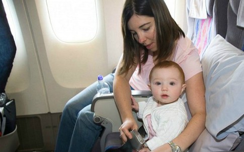 Từ vụ bé 2 tháng tuổi tử vong khi đi máy bay: Bố mẹ cần nhớ những điều sau khi đưa con đi máy bay dịp lễ