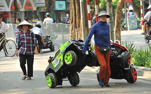 Dịch vụ cho thuê xe ô tô điện đồ chơi phố đi bộ Hồ Gươm kiếm bạc triệu những ngày cuối tuần