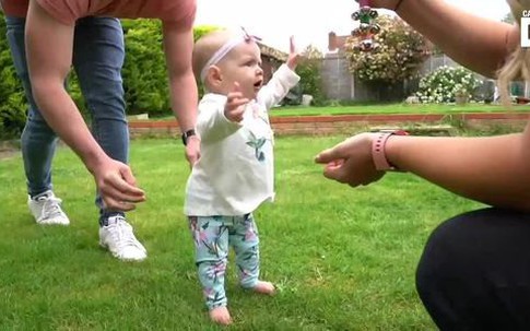 Em bé 6 tháng tuổi đã biết đi