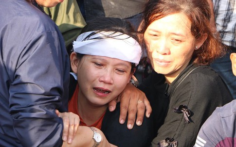 Nhiều người bật khóc đưa tiễn 3 nạn nhân vụ thảm sát ở Bình Dương về nơi an nghỉ