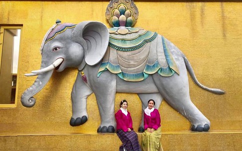 Ốc Thanh Vân khóc khi thấy Mai Phương cầu nguyện ở Bhutan