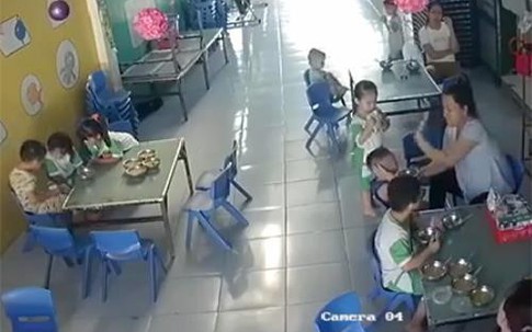 Đình chỉ cô giáo mầm non đánh trẻ khi cho ăn