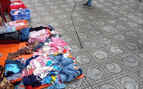 Hà Nội: Chơi dưới sân chung cư, hai bà cháu bị thanh sắt rơi trúng đầu chảy rất nhiều máu