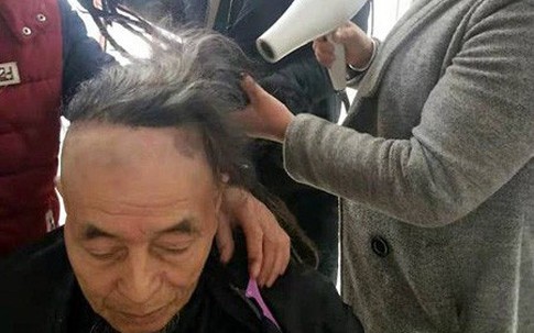 Mái tóc nuôi 54 năm cần 3 người gội, sấy trong 3 tiếng