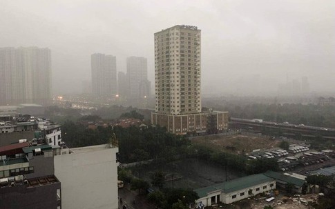 Trời Hà Nội tối đen, mưa như trút nước vào đúng giờ cao điểm sáng