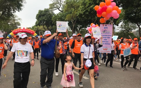 Nhiều em nhỏ cùng bố mẹ tham gia Ngày hội Sức khỏe Thế giới năm 2019