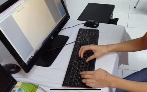 Thanh niên gõ máy tính nhoay nhoáy sau khi được nối 2 bàn tay đứt rời