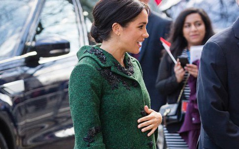 Meghan ngông cuồng khi từ chối đội ngũ bác sĩ hỗ trợ sinh nở của Nữ hoàng Anh để đòi hỏi điều chưa từng có này khiến dư luận bức xúc