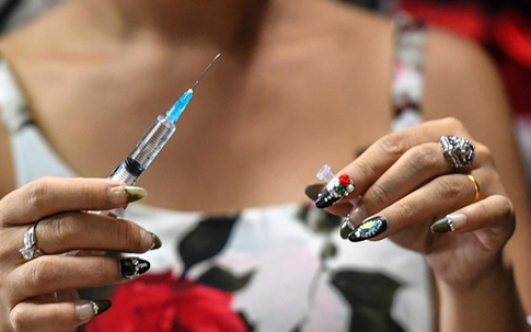 Điều gì xảy ra khi phụ nữ tiêm hormone nam